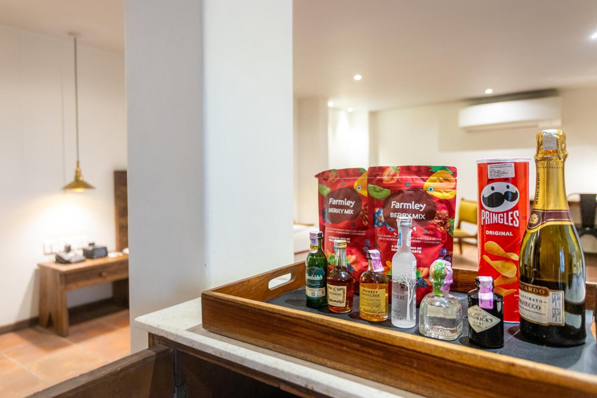 Hotel Roadhouse, Kathmandu- Contemporary Boutique Hotel מראה חיצוני תמונה